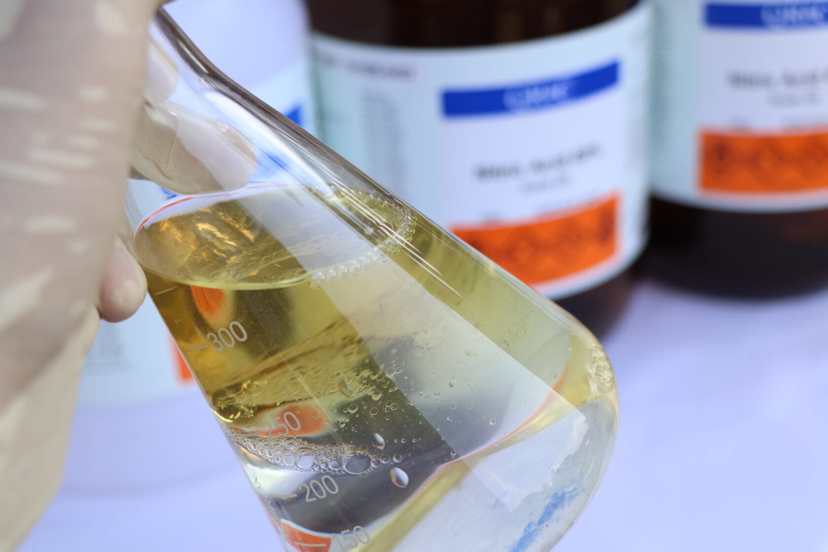 Безопасное обращение с химическими веществами: комплексный подход к хранению, транспортировке и сертификации